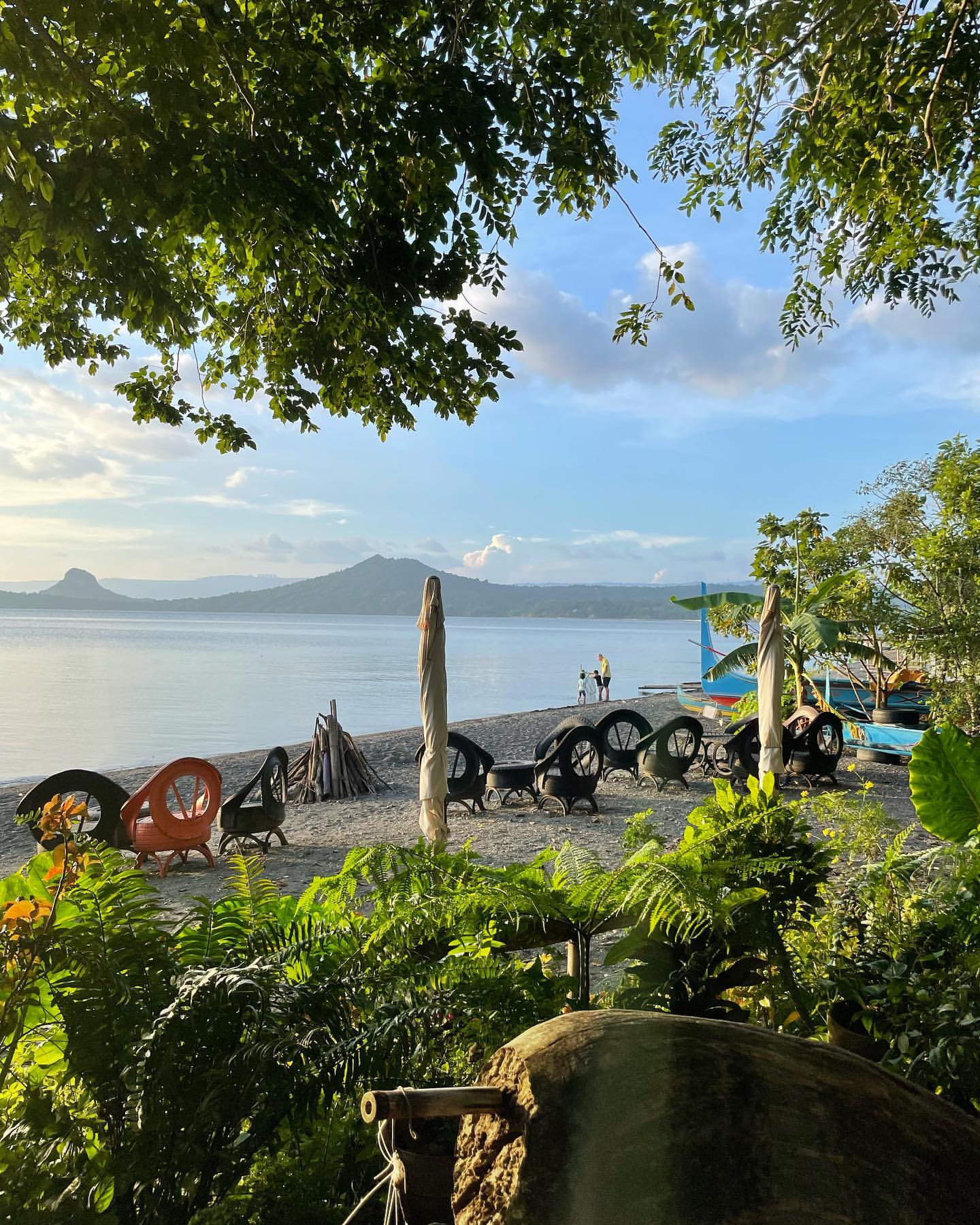Lakeside garden with chairs and Taal Lake view at Kapusod